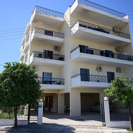 Alexander Apartments Airport Spáta Екстериор снимка