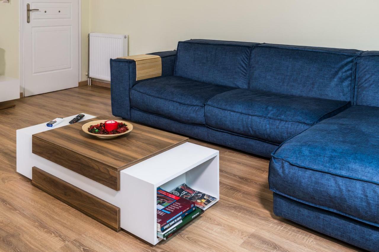 Alexander Apartments Airport Spáta Екстериор снимка